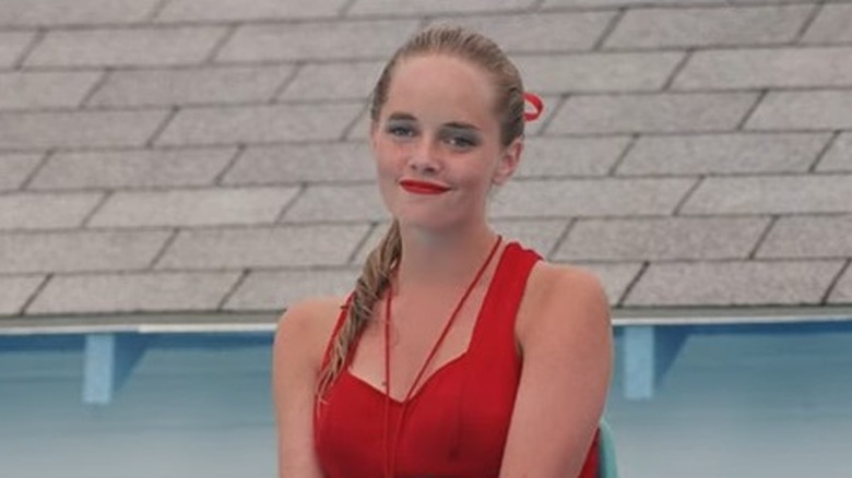 Wendy Peffercorn souriante en maillot de bain rouge