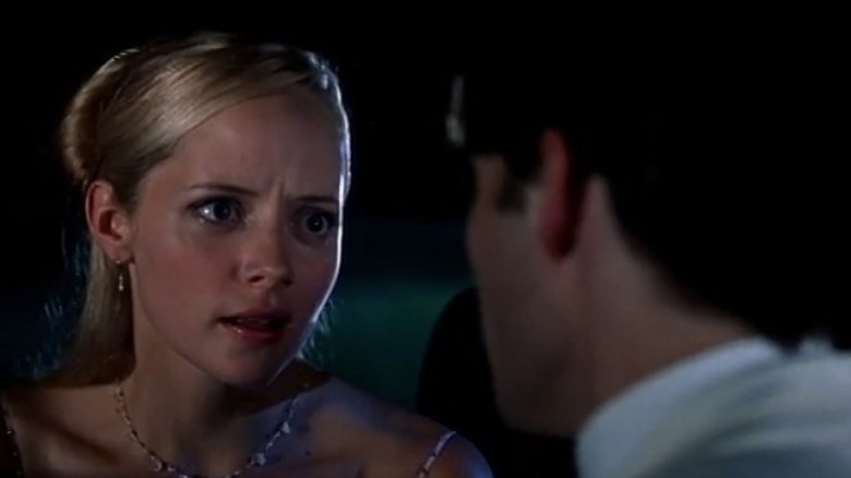 Diane regarde le collier Jack