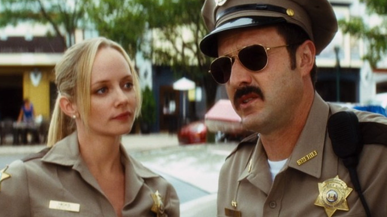 Judy écoute les lunettes de soleil Dewey