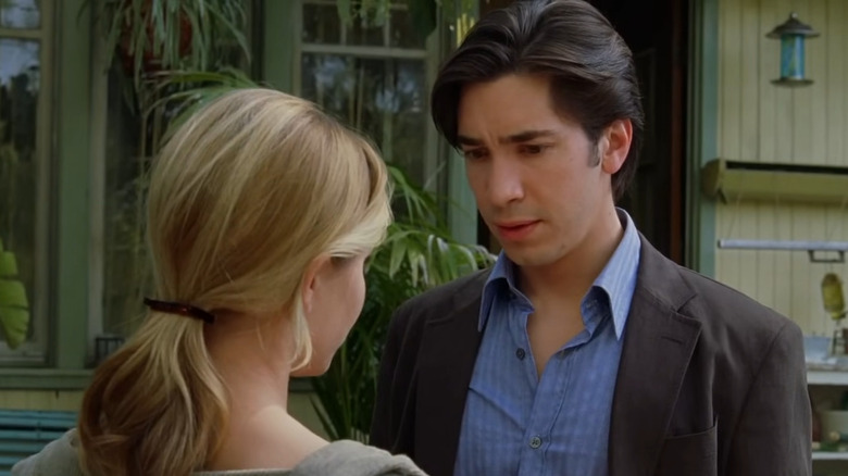 Clay Dalton regarde Christine Brown dans 