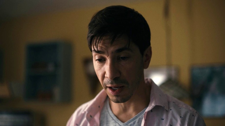 AJ regardant vers le bas 