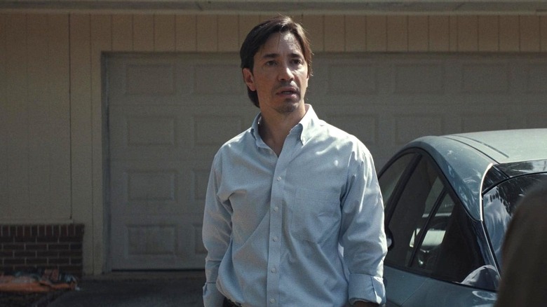 Gary debout à côté de sa voiture 