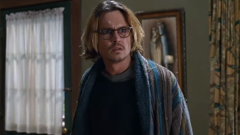 Mort Rainey dans un cardigan à motifs et des lunettes semblant confus dans Secret Window