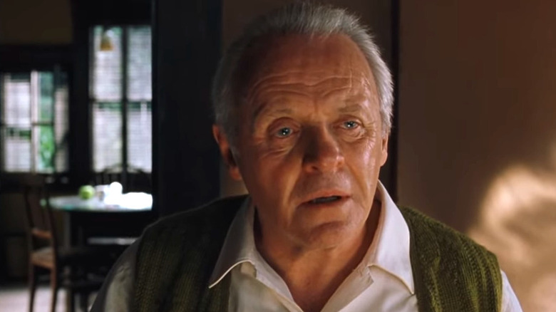 Ted Brautigan regarde au loin dans Hearts in Atlantis