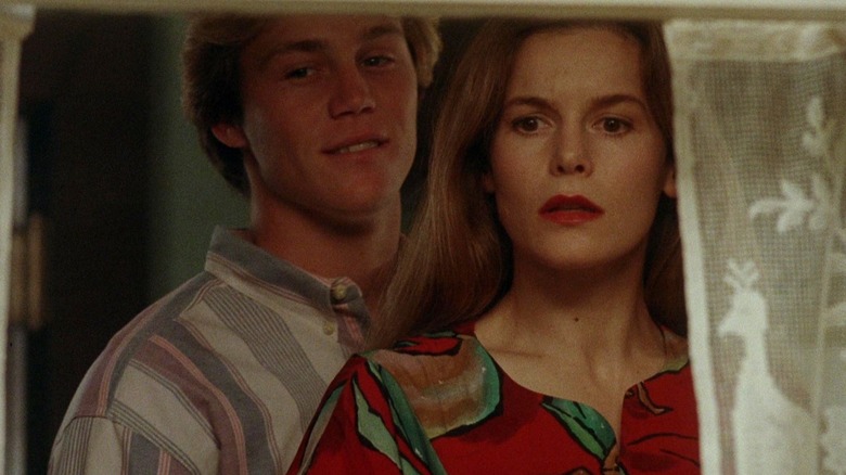 Charles et Mary Brady debout à la fenêtre dans Sleepwalkers