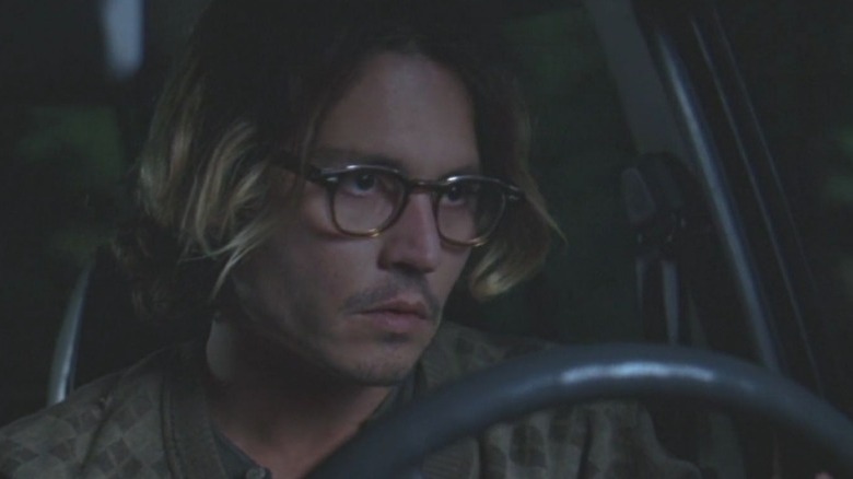 Mort Rainey est assis dans une voiture sombre 