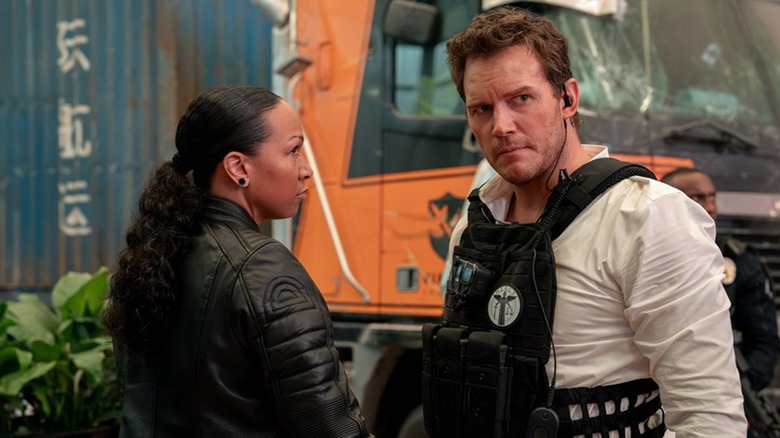 Chris Raven et Jaq Diallo inspectant des indices dans Mercy (2026)