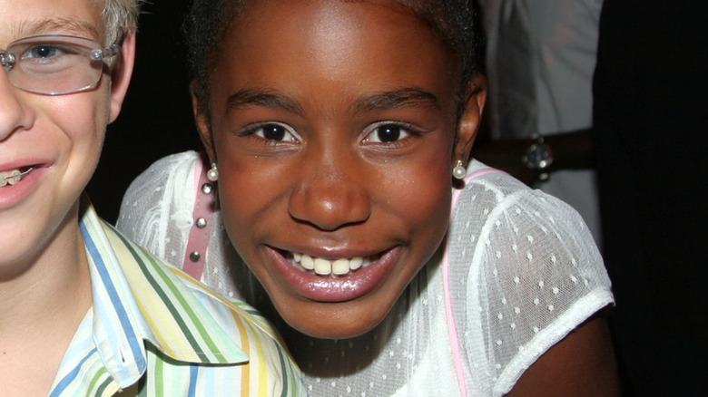 Kianna Underwood souriante près d'un autre enfant