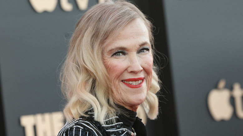 Catherine O'Hara souriant et se tourna vers sa droite
