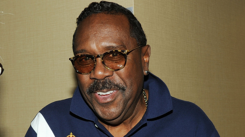 Demond Wilson souriant avec des lunettes de soleil