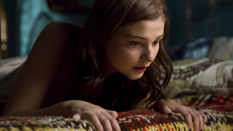Quinn Brenner effrayée sur son lit dans Insidious : Chapitre 3