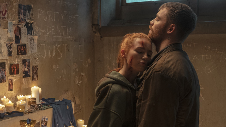 Maya avec des coupures sur le visage serrant Gregory dans ses bras (2026)