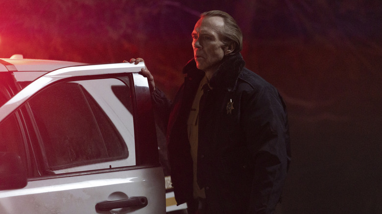 Le shérif Rotter debout devant sa voiture de police (2026)