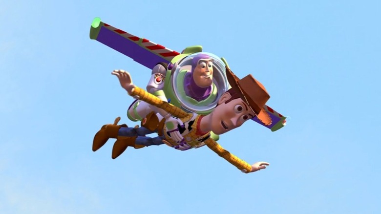 Buzz tient Woody pendant qu'ils volent dans le ciel 