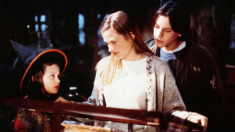Dani, Alison et Max consultent le livre de sorts de Winifred. "Hocus Pocus" (1993)