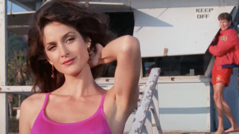 Carrie-Anne Moss en maillot de bain dans Baywatch