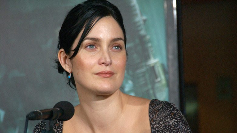 Carrie-Anne Moss répond aux questions lors de la conférence Matrix 3