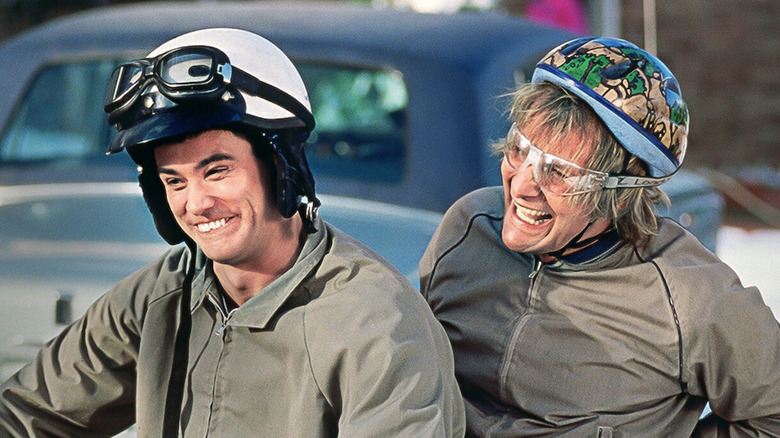 Lloyd et Harry sur une moto dans 