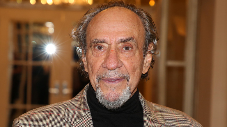 F. Murrary Abraham posant pour une photo en 2025