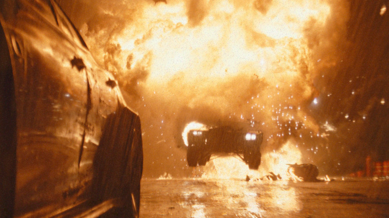 Une Batmobile sort d'une explosion enflammée sur une autoroute