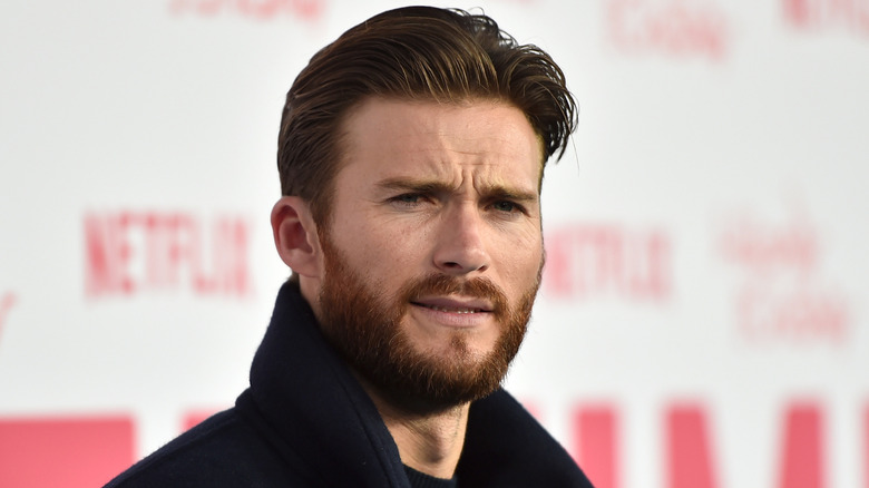 Barbe de tapis rouge de Scott Eastwood