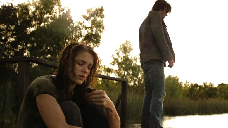 Whitney Miller regardant un médaillon dans Vendredi 13 (2009)