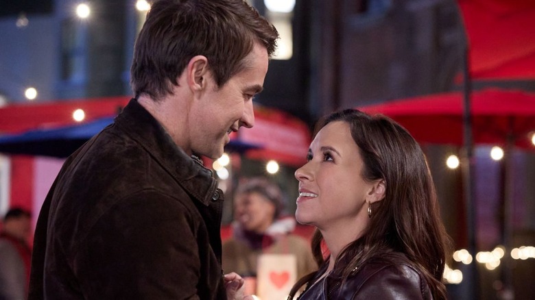 Finn et Hannah se sourient 