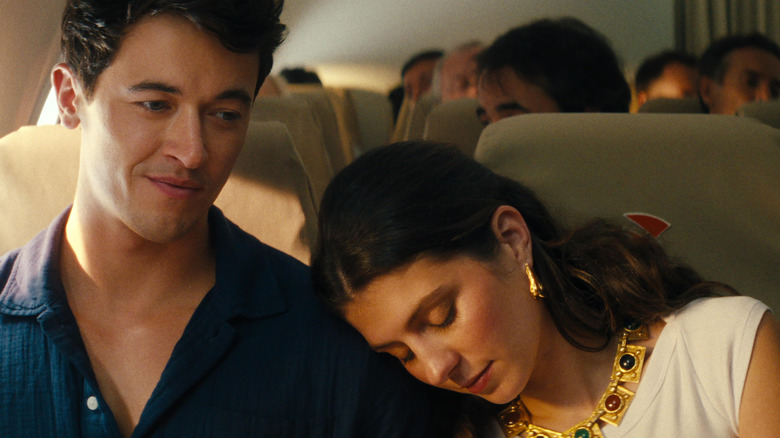 Poppy pose sa tête sur l'épaule d'Alex. "Les gens que nous rencontrons en vacances" (2026)