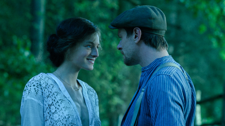 Connie et Oliver se regardent dans les yeux "L'amant de Lady Chatterley" (2022)
