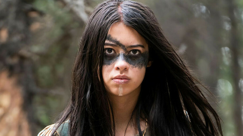 Naru regarde l'horizon dans Prey (2022)