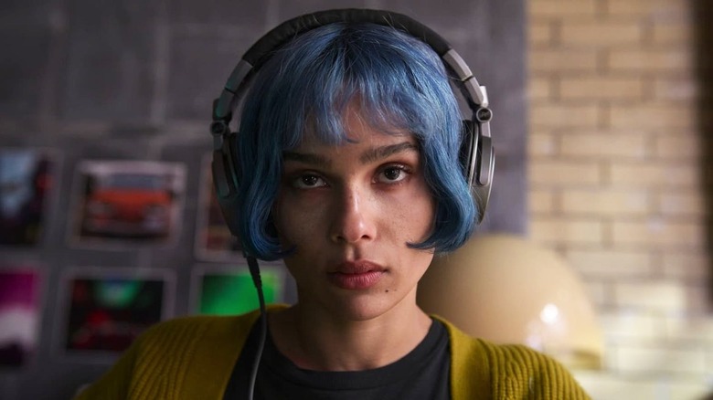 Angela Childs porte des écouteurs dans Kimi (2022)