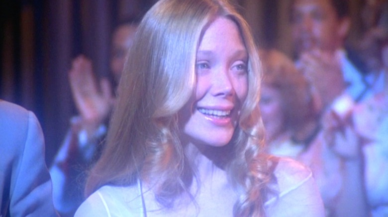 Carrie souriant au bal de fin d'année 