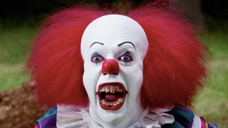 Un Pennywise qui rit montre ses dents 