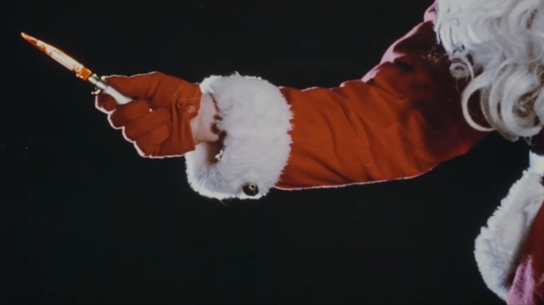 Père Noël tendant un couteau ensanglanté dans Silent Night, Deadly Night