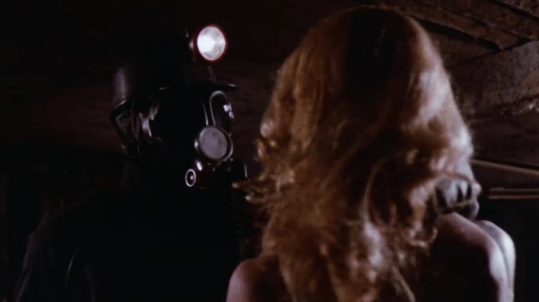 Harry Warden en tenue minière s'approchant d'une femme dans My Bloody Valentine