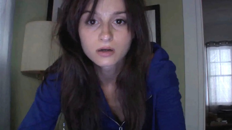 Elizabeth regarde la webcam de son ordinateur dans "La tanière."