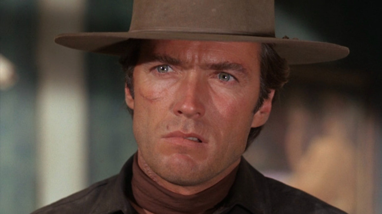 Le maréchal Jed Cooper se renfrogne devant son criminel "Accrochez-les haut" (1968)