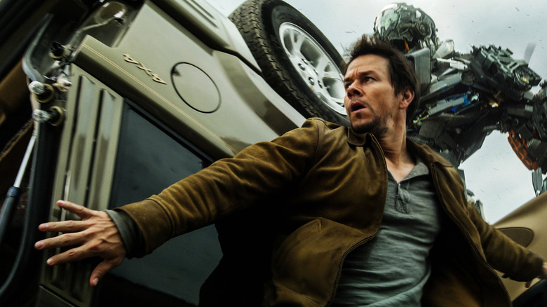 Cade Yeager se cache d'un transformateur ennemi dans 