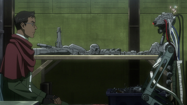 Malcolm assis en face d'un Terminator démonté dans 