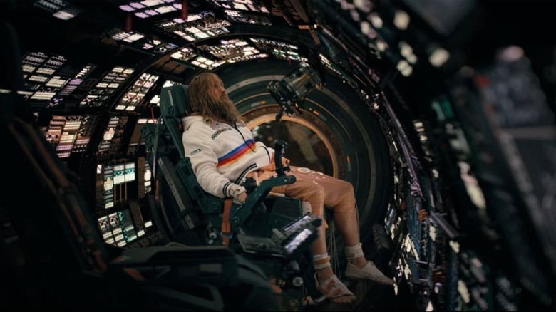 Ryland flottant dans son vaisseau spatial avec des cheveux longs et une barbe dans Project Hail Mary