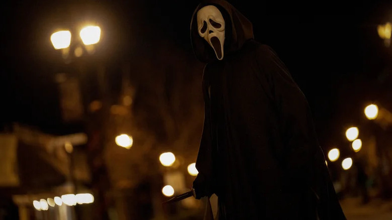 Ghostface debout près d'un réverbère dans Scream 7