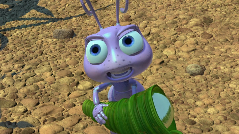 Dot tenant le télescope de Flik