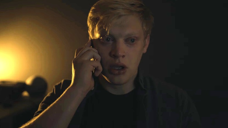 Curry Barker au téléphone en pleurant dans Heavy Eyes