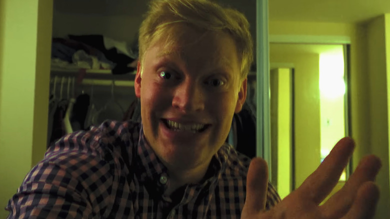 Milk parle avec enthousiasme à la caméra dans Milk & Serial