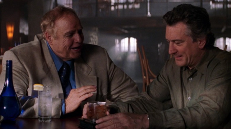 Max et Nick sont assis dans un bar vide et boivent 