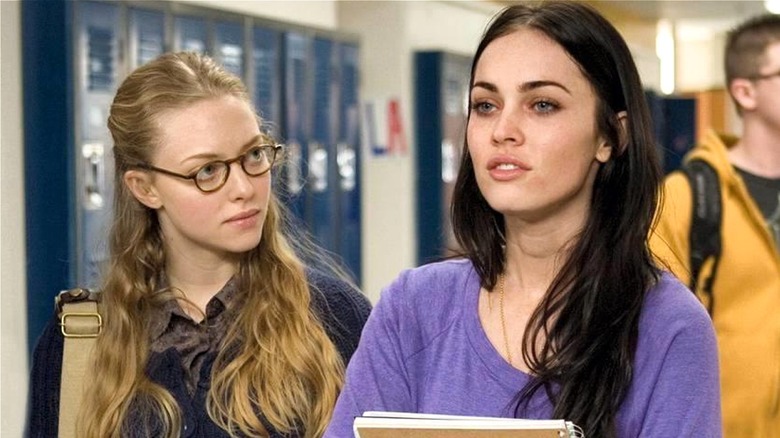 Needy et Jennifer debout dans le couloir de l'école dans Jennifer's Body