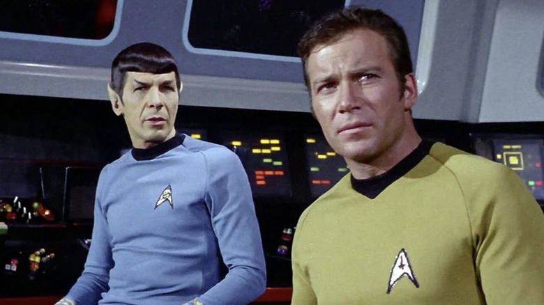 M. Spock et le capitaine Kirk sur le pont de