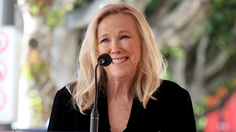 Catherine O'Hara souriante devant un micro