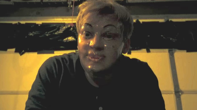 Milk dans son masque de tueur en série dans Milk & Serial