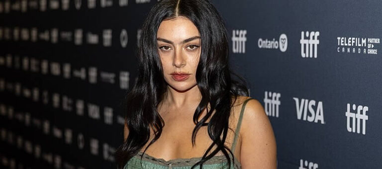 Charli XCX dirigera le nouveau film d'horreur de Takashi Miike
